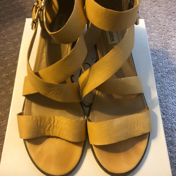 Steve Madden Rosana Sandal in Tan - Picture 2 of 8